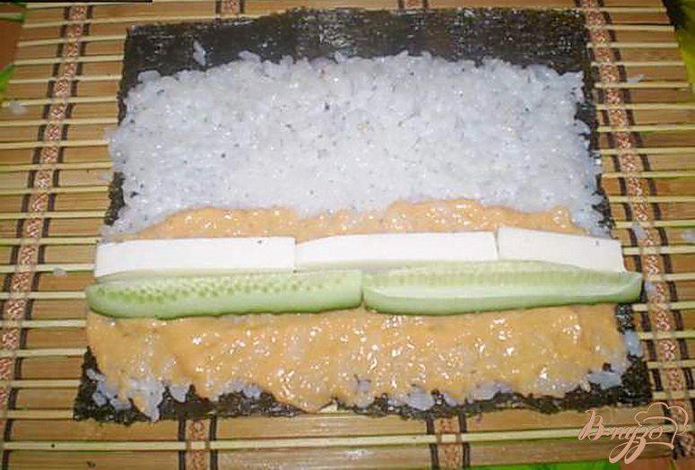 Фото приготовление рецепта: Роллы с пастой из икры минтая и копченной семги шаг №3