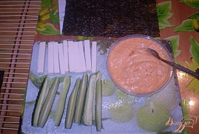 Фото приготовление рецепта: Роллы с пастой из икры минтая и копченной семги шаг №1