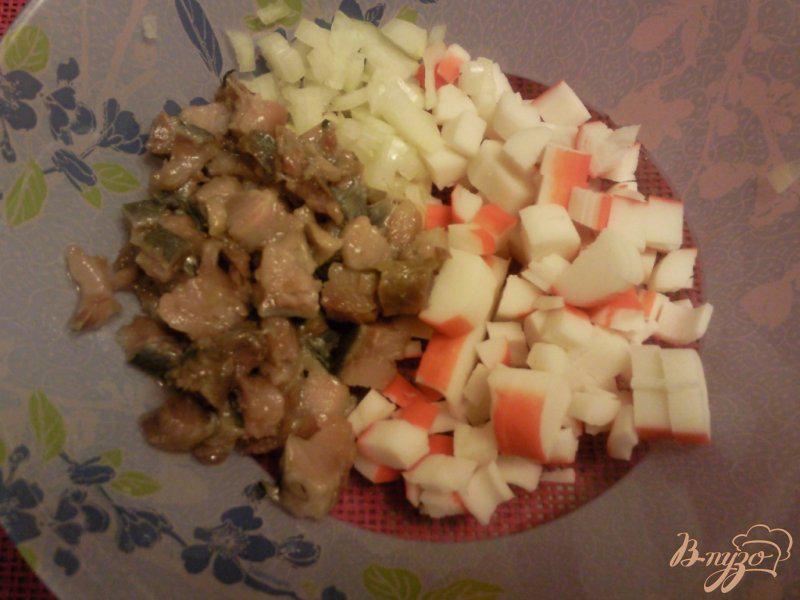 Фото приготовление рецепта: Салат из крабовых палочек и сельди шаг №1