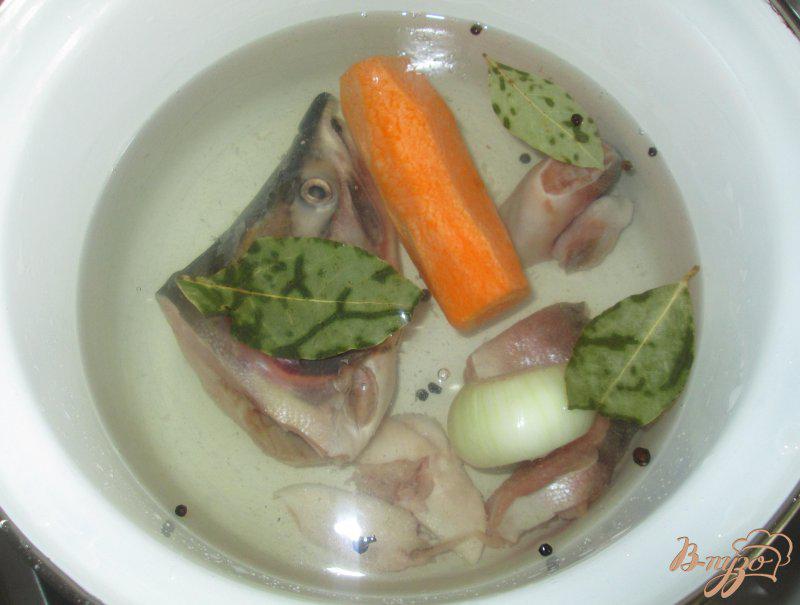 Фото приготовление рецепта: Рыбное заливное из горбуши шаг №2