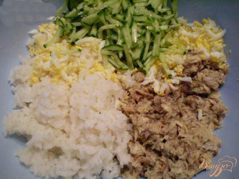 Фото приготовление рецепта: Салат из рыбной консервы шаг №4