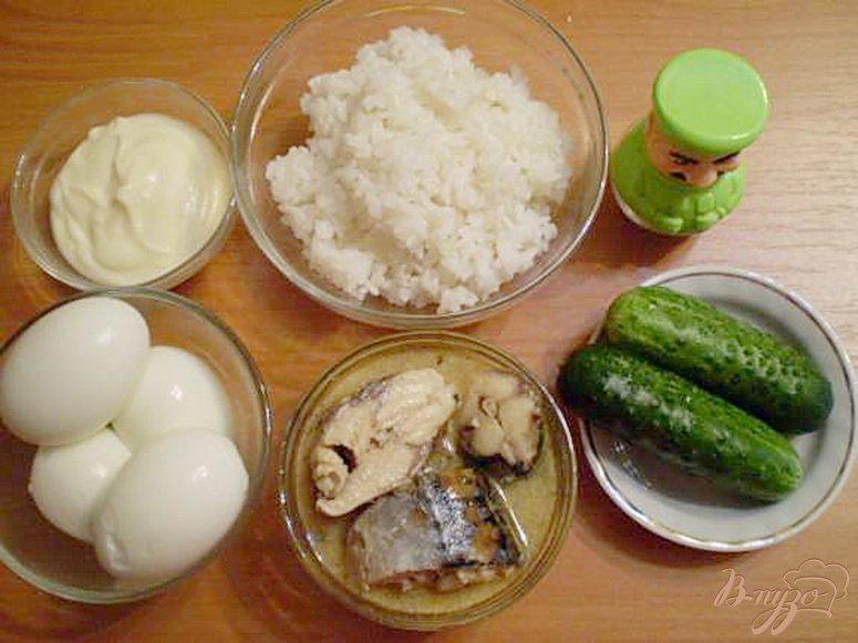 Фото приготовление рецепта: Салат из рыбной консервы шаг №1