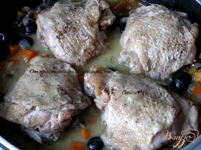 Фото приготовление рецепта: Курица с грибами и маслинами шаг №5