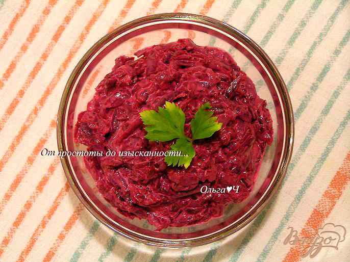 Фото приготовление рецепта: Салат из свеклы с чесноком шаг №4