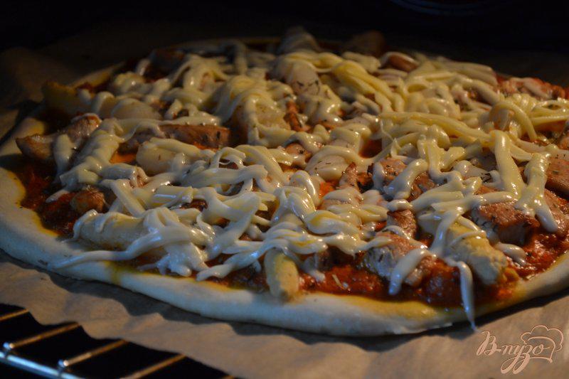 Фото приготовление рецепта: Пицца с куриным мясом и белой спаржей шаг №5