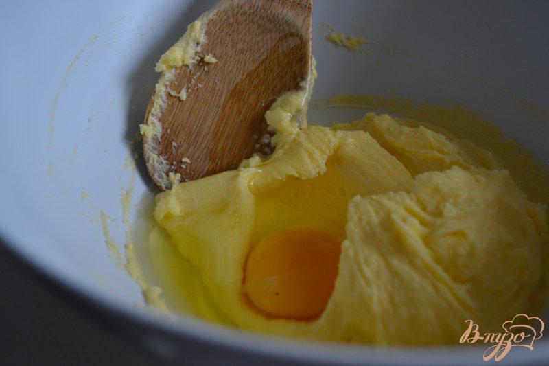 Фото приготовление рецепта: Сметанный кекс с вяленой клюквой шаг №2