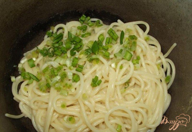 Фото приготовление рецепта: Спагетти с черемшой тушеным мясом шаг №5