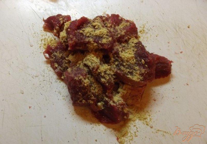 Фото приготовление рецепта: Спагетти с черемшой тушеным мясом шаг №2
