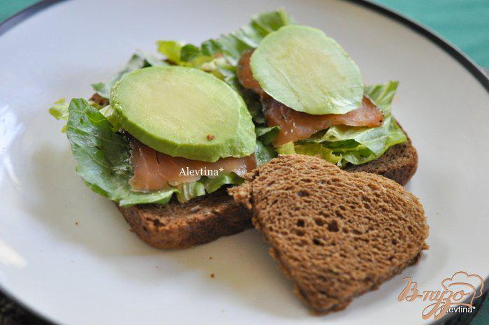 Фото приготовление рецепта: Сэндвич с авокадо,с копченной семгой и яйцом шаг №4