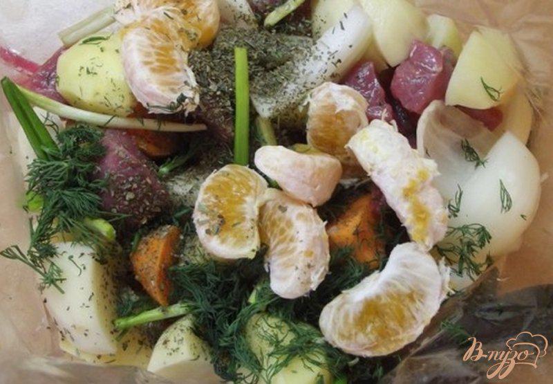 Фото приготовление рецепта: Зпеченные овощи с мясом в виноградном соке шаг №6