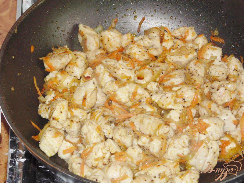 Фото приготовление рецепта: Быстрая фасоль в томате с куриным мясом шаг №4