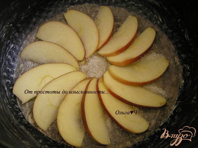 Фото приготовление рецепта: Пирог с яблоками (в мультиварке) шаг №4
