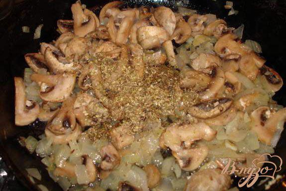 Фото приготовление рецепта: Блины с грибами и голубым сыром шаг №2