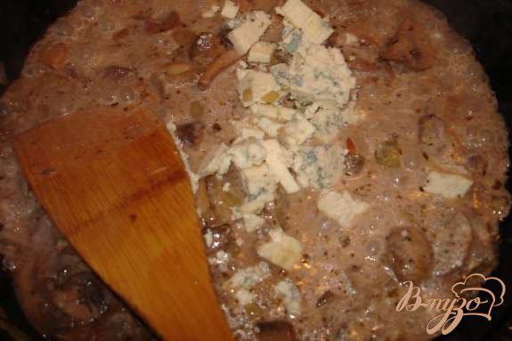 Фото приготовление рецепта: Блины с грибами и голубым сыром шаг №3