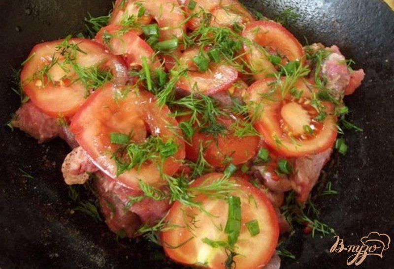 Фото приготовление рецепта: Мясо запеченное с помидорами шаг №5