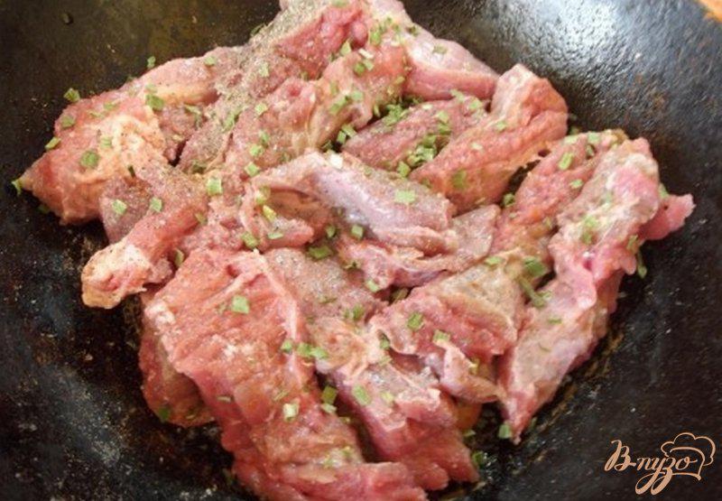 Фото приготовление рецепта: Мясо запеченное с помидорами шаг №2