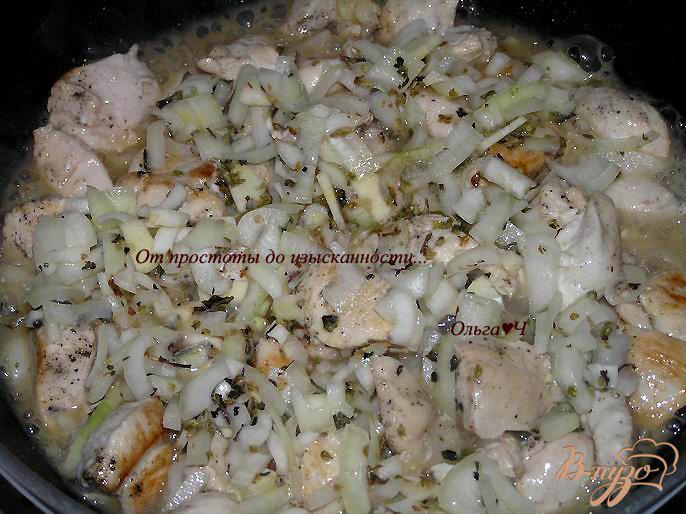 Фото приготовление рецепта: Куриные грудки в пряном винно-луковом соусе шаг №3
