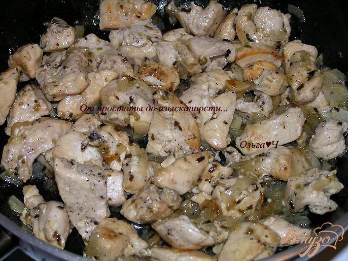 Фото приготовление рецепта: Куриные грудки в пряном винно-луковом соусе шаг №4