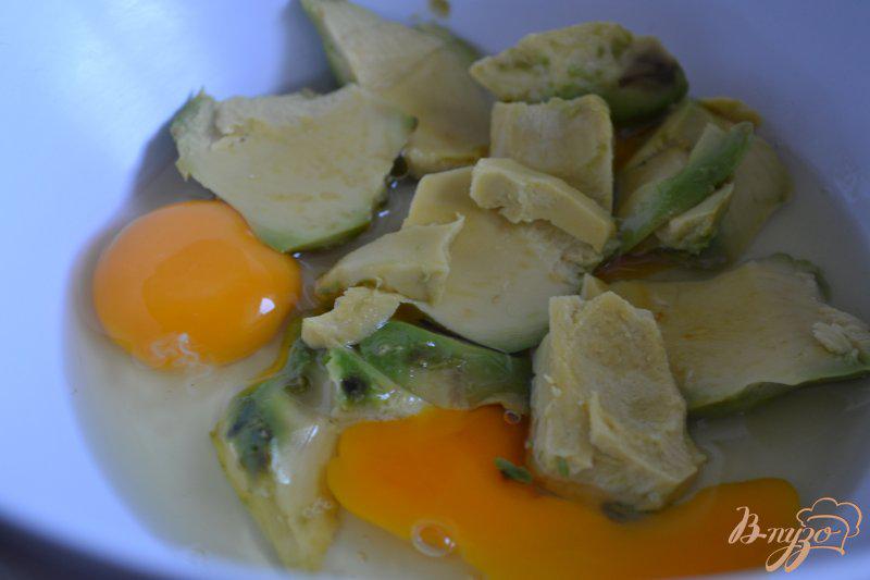 Фото приготовление рецепта: Омлет с авокадо и крабами шаг №1