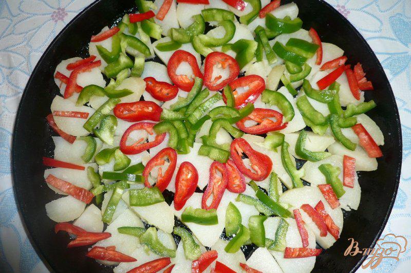 Фото приготовление рецепта: Картофель запеченный с болгарским перцем шаг №5