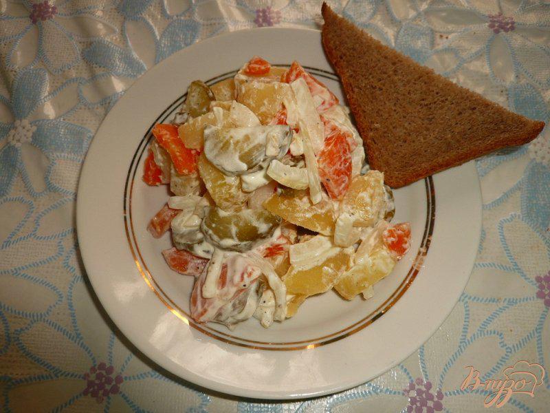 Фото приготовление рецепта: Картофельный салат с огурцами и морковью шаг №12