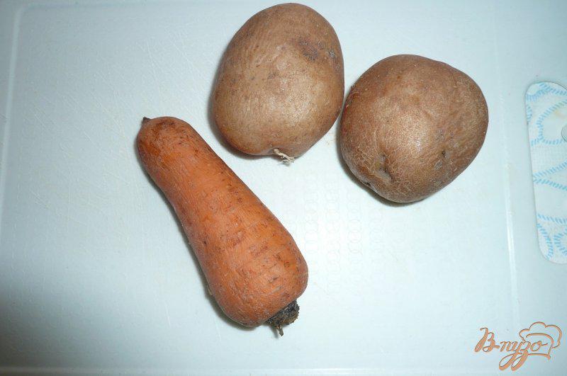 Фото приготовление рецепта: Картофельный салат с огурцами и морковью шаг №1