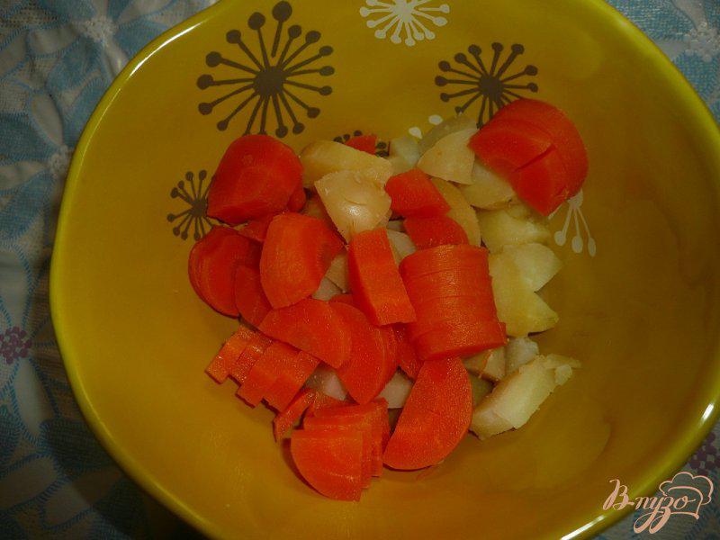 Фото приготовление рецепта: Картофельный салат с огурцами и морковью шаг №4