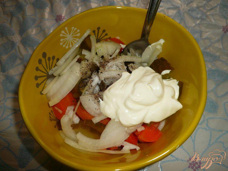 Фото приготовление рецепта: Картофельный салат с огурцами и морковью шаг №10