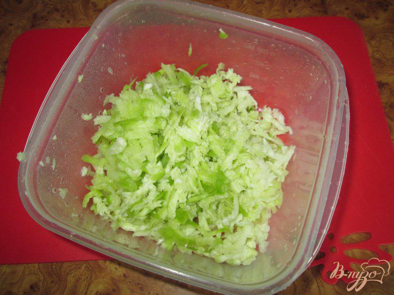 Фото приготовление рецепта: Салат из редьки с курицей шаг №4