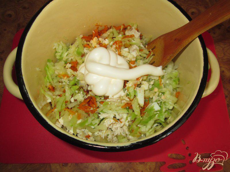 Фото приготовление рецепта: Салат из редьки с курицей шаг №7