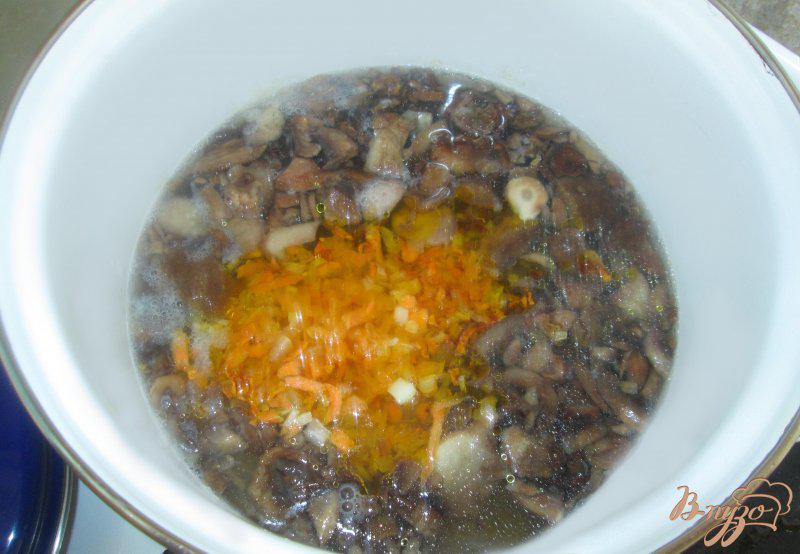 Фото приготовление рецепта: Суп грибной с маслятами и шампиньонами шаг №5