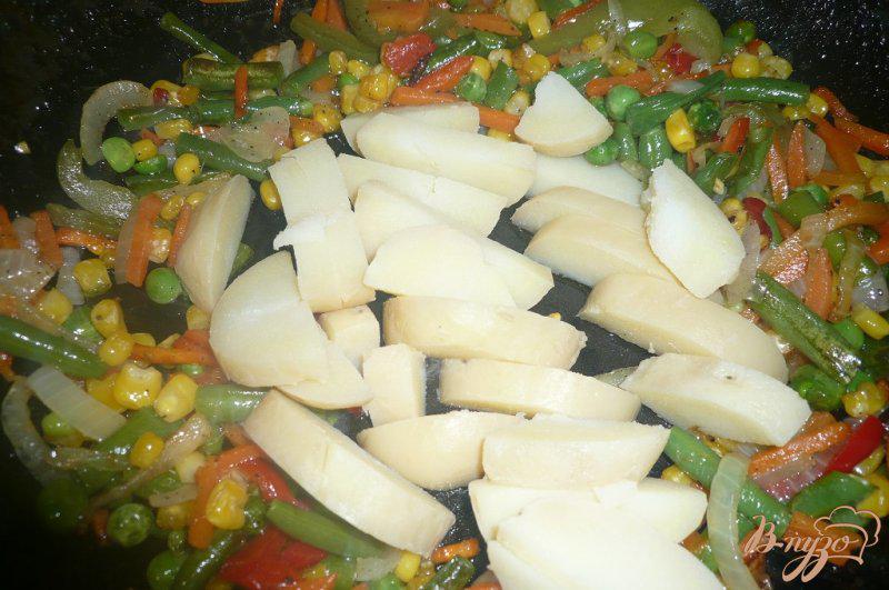Фото приготовление рецепта: Теплый салат на скорую руку шаг №7