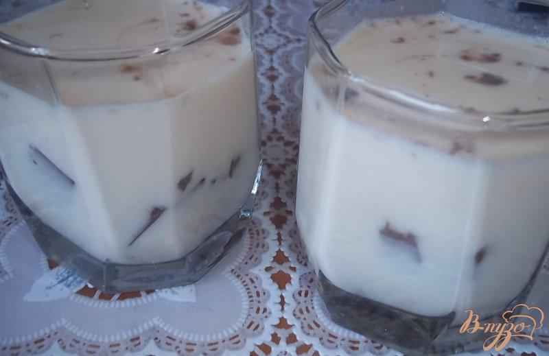Фото приготовление рецепта: Желе из топленого молока с кусочками шоколадного желе шаг №4