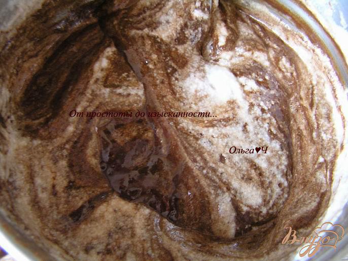 Фото приготовление рецепта: Шоколадный рулет с творожно-яблочной начинкой шаг №5