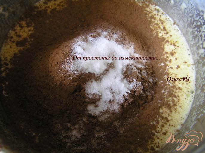 Фото приготовление рецепта: Шоколадный рулет с творожно-яблочной начинкой шаг №4