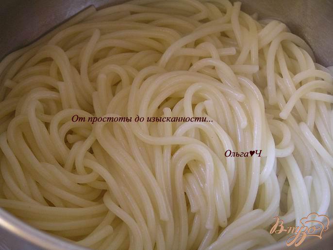 Фото приготовление рецепта: Спагетти с томатным соусом шаг №4