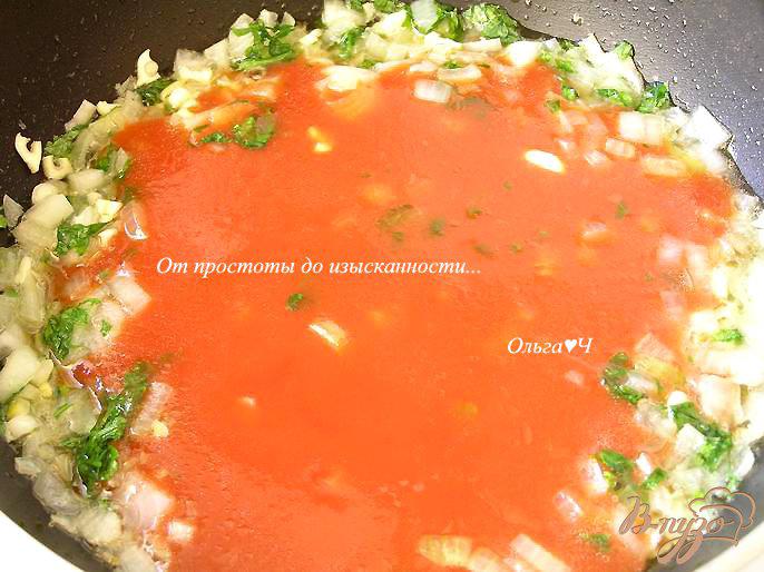 Фото приготовление рецепта: Спагетти с томатным соусом шаг №2