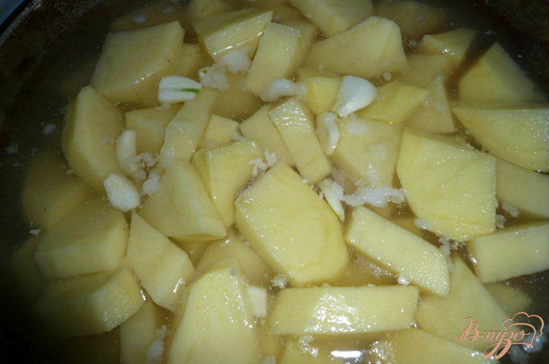 Фото приготовление рецепта: Картофель с рисом тушеный шаг №7