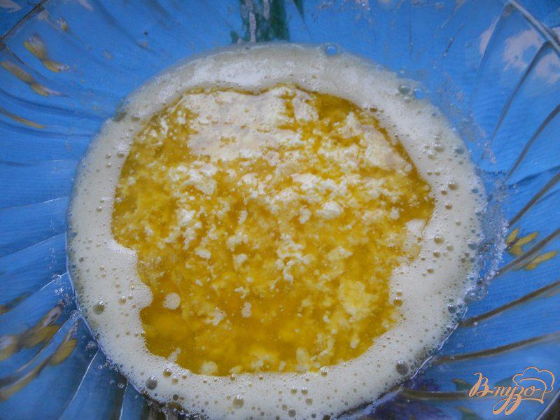 Фото приготовление рецепта: Яблочно-лимонная шарлотка шаг №4