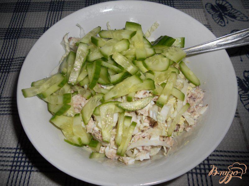 Фото приготовление рецепта: Салат с тунцом и пекинской капустой шаг №3