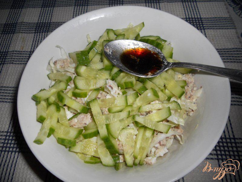 Фото приготовление рецепта: Салат с тунцом и пекинской капустой шаг №4