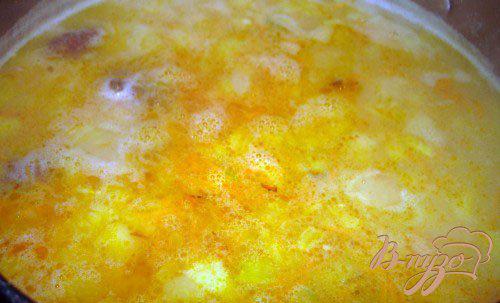 Фото приготовление рецепта: Гороховый суп на курице холодного копчения шаг №3