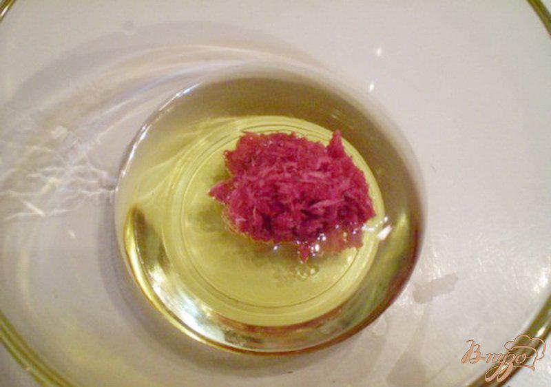 Фото приготовление рецепта: Розовый салат из капусты и редьки шаг №3