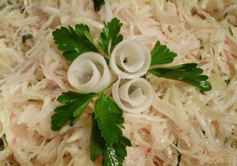 Фото приготовление рецепта: Розовый салат из капусты и редьки шаг №6