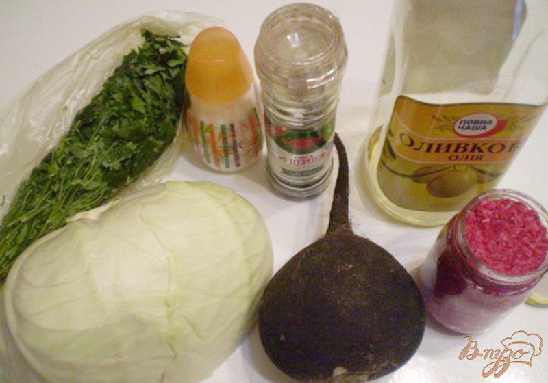 Фото приготовление рецепта: Розовый салат из капусты и редьки шаг №1
