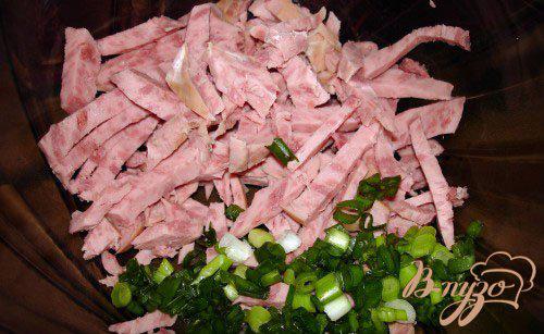 Фото приготовление рецепта: Быстрый салат с колбасой без майонеза шаг №1
