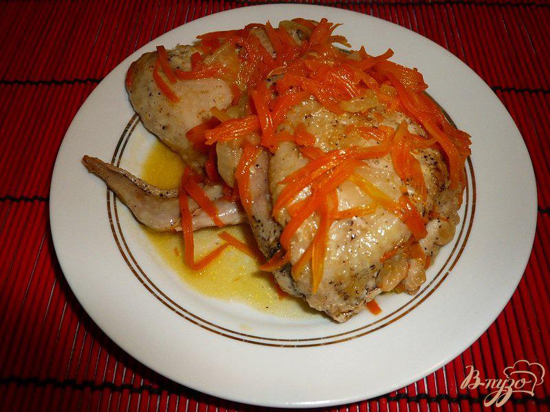 Фото приготовление рецепта: Курица тушеная с морковью шаг №10