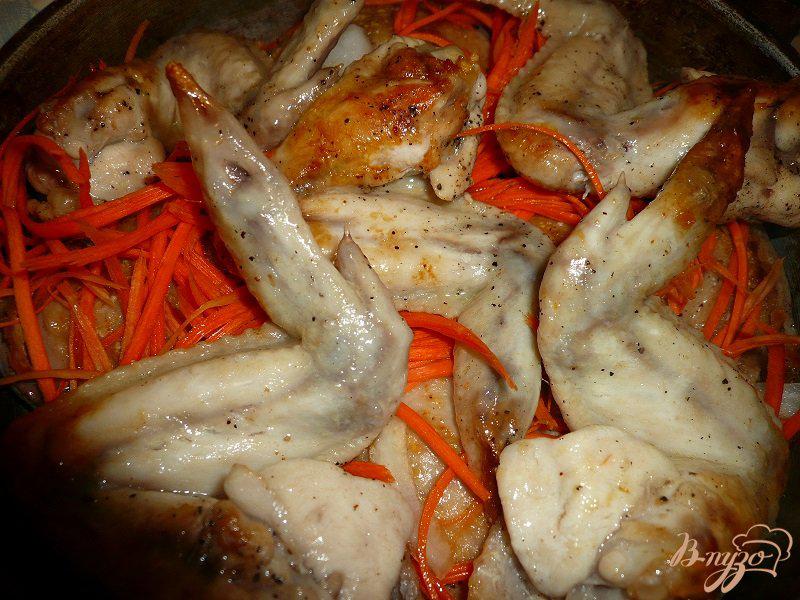 Фото приготовление рецепта: Курица тушеная с морковью шаг №8