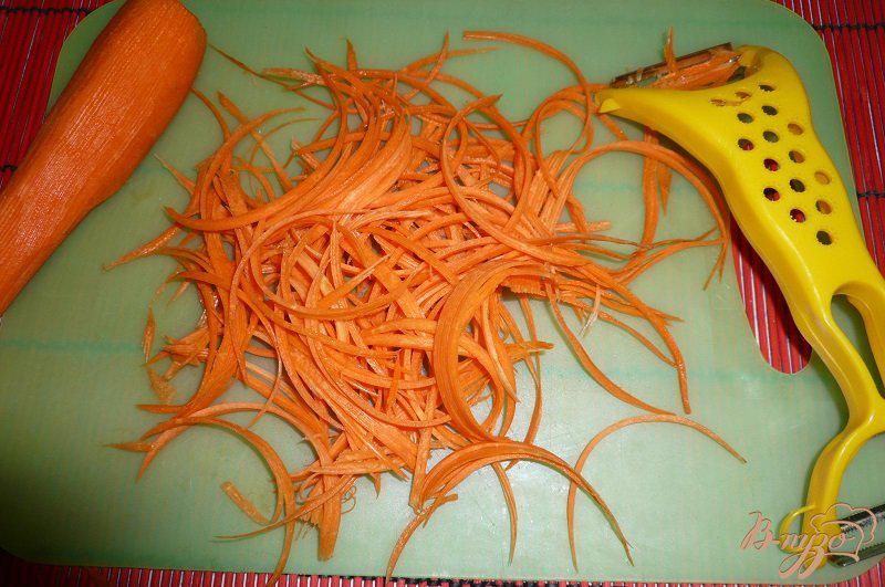 Фото приготовление рецепта: Курица тушеная с морковью шаг №4