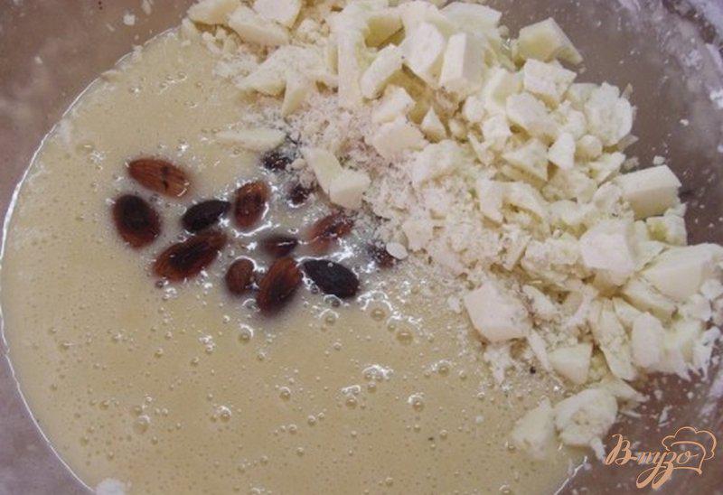 Фото приготовление рецепта: Пирог с миндалем и белым шоколадом шаг №4